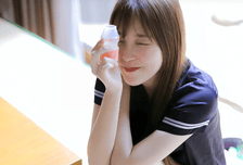 嫁给小20岁男友后的金莎，罕见晒最新美照，在爱情滋润下性感迷人
