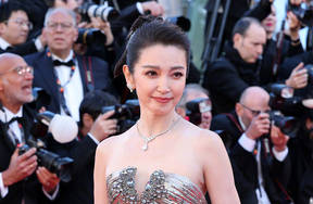 李冰冰一袭银缎高定裙身缀满碎钻