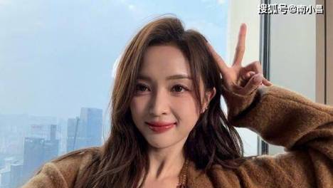 吴宣仪因被推搡情绪崩溃，机场抱头痛哭后，深夜又发“退圈”言论