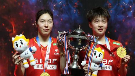 组图：羽毛球泰国赛-鲍骊婧/曹梓涵2-1女双夺冠 合影奖杯
