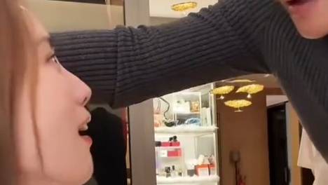 黄子韬徐艺洋两人互扇巴掌引热议 女方直言：你疯了吗