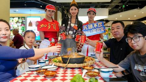 加多宝X贵州吃货团“2026年贵阳宝藏小店”第三块牌匾授出 “毛辣国酸笋酸汤火锅”获认证