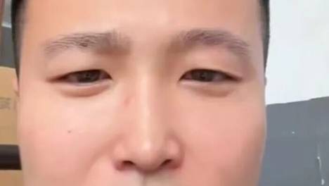 网友拍到沙滩上出现狼人狗，评论区找了半天都没人发现破绽，纷纷质疑这是不是AI…当事狗：不用羡慕，纯天赋…