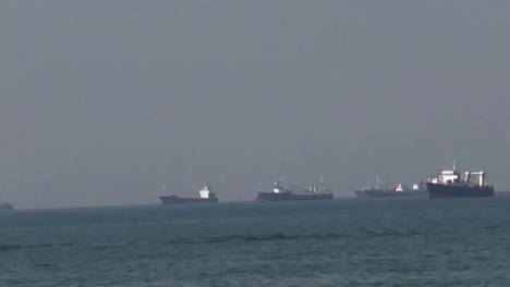 伊朗革命卫队：两艘油轮在霍尔木兹海峡爆炸起火