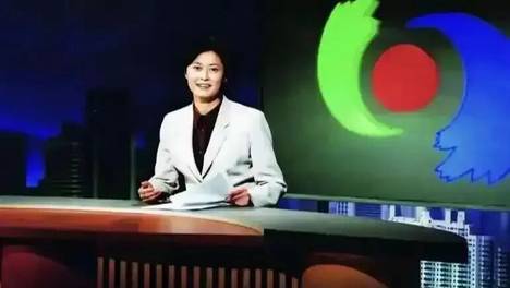 最后一次主持《焦点访谈》，她向观众深深鞠躬……