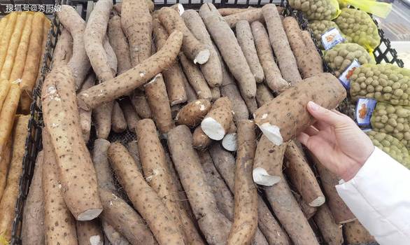 货车坠桥遭村民哄抢冻品损失40万