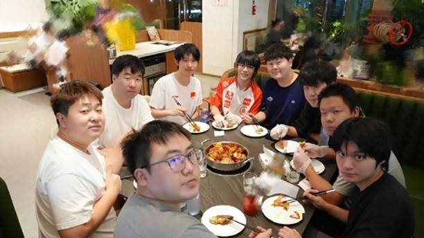 AG年总完全体首次全员聚餐，海鲜火锅很美味，一诺还穿着亚运队服