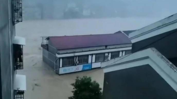 湖南石门县遭遇极端暴雨 水淹到二楼