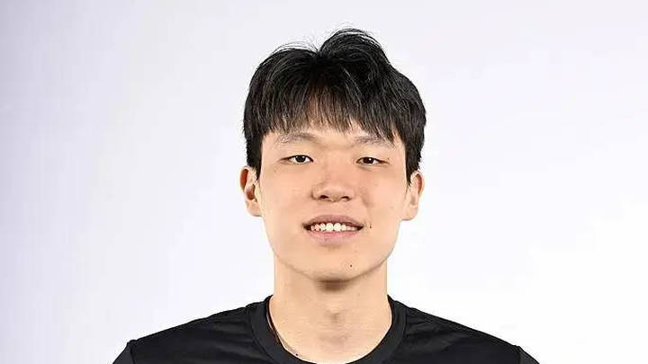 杨瀚森裸高216cm,臂展220cm,你看好他在选秀大会中的表现吗?