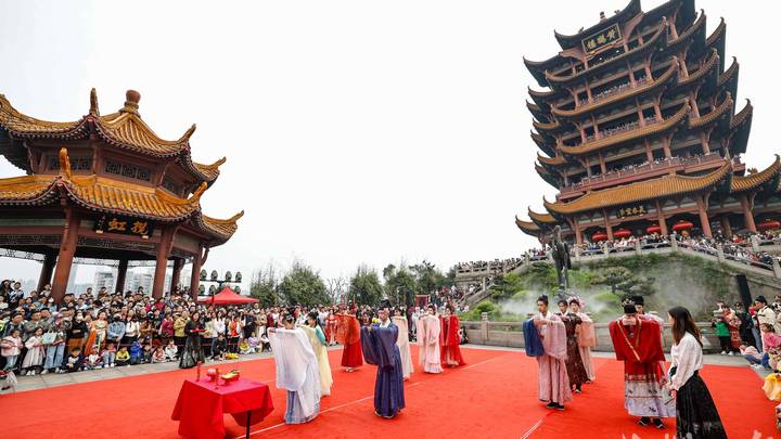 武汉黄鹤楼花朝季开幕,你会去打卡吗?