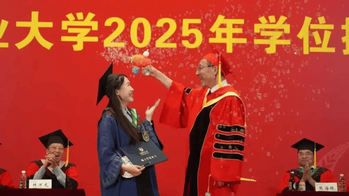 63岁校长全程站立拨穗14小时,你觉得这是最高能的校长吗?