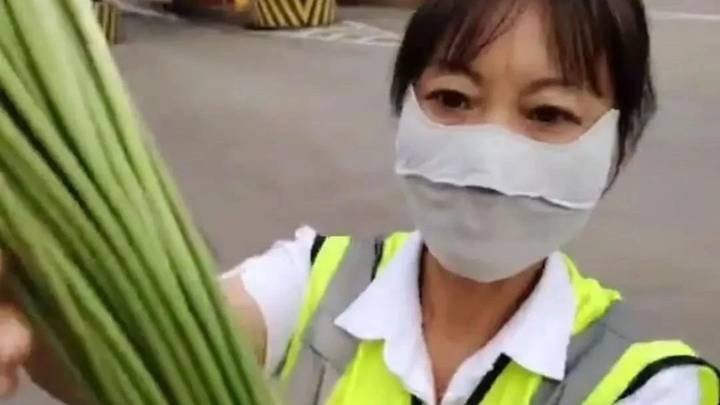 拉韭菜花过收费站被收通行费引争议,高速路公司是否该收费?