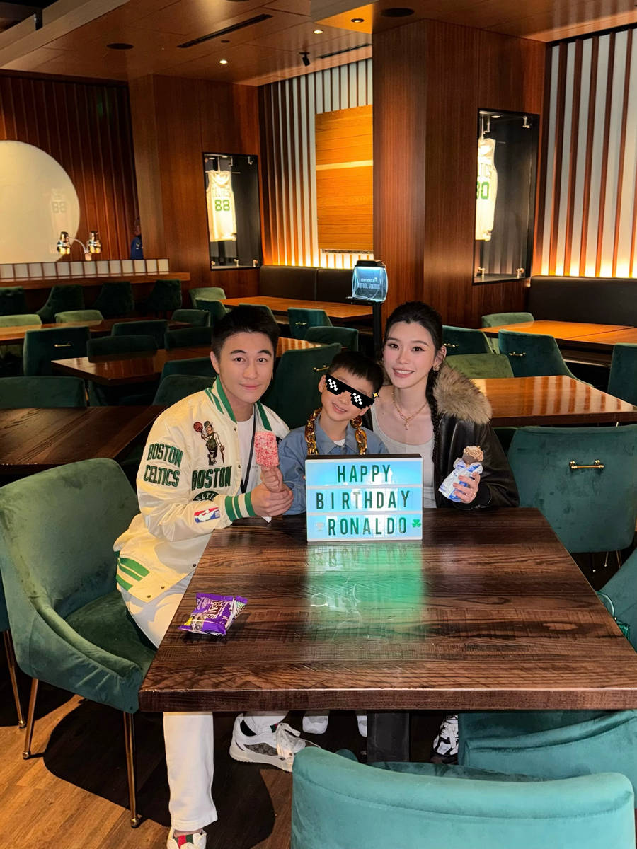 何猷君奚梦瑶为儿子庆祝生日!一家合影温馨有爱