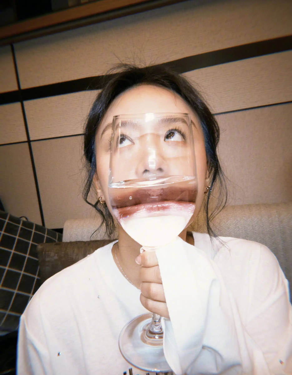 马思纯穿一身休闲装状态松弛 扎丸子头活力俏皮