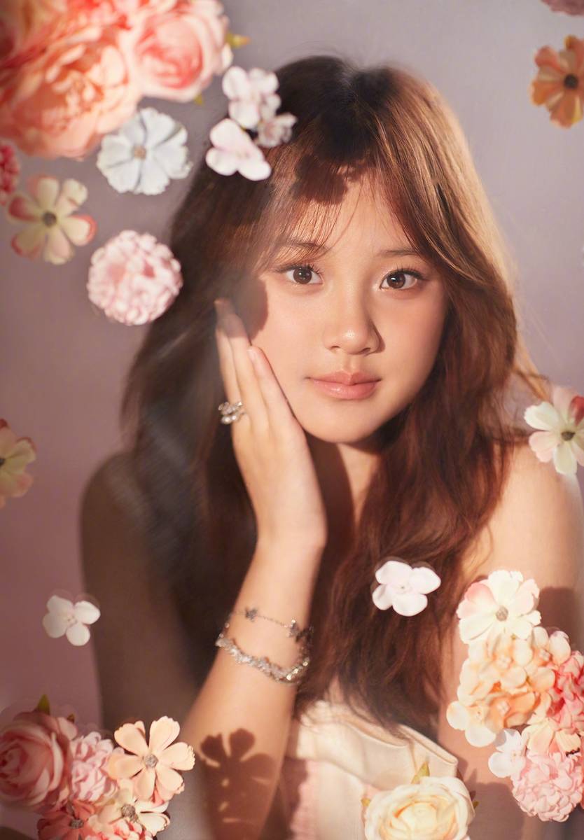 李小璐晒甜馨13岁庆生照 母女穿同款纱裙浪漫温馨
