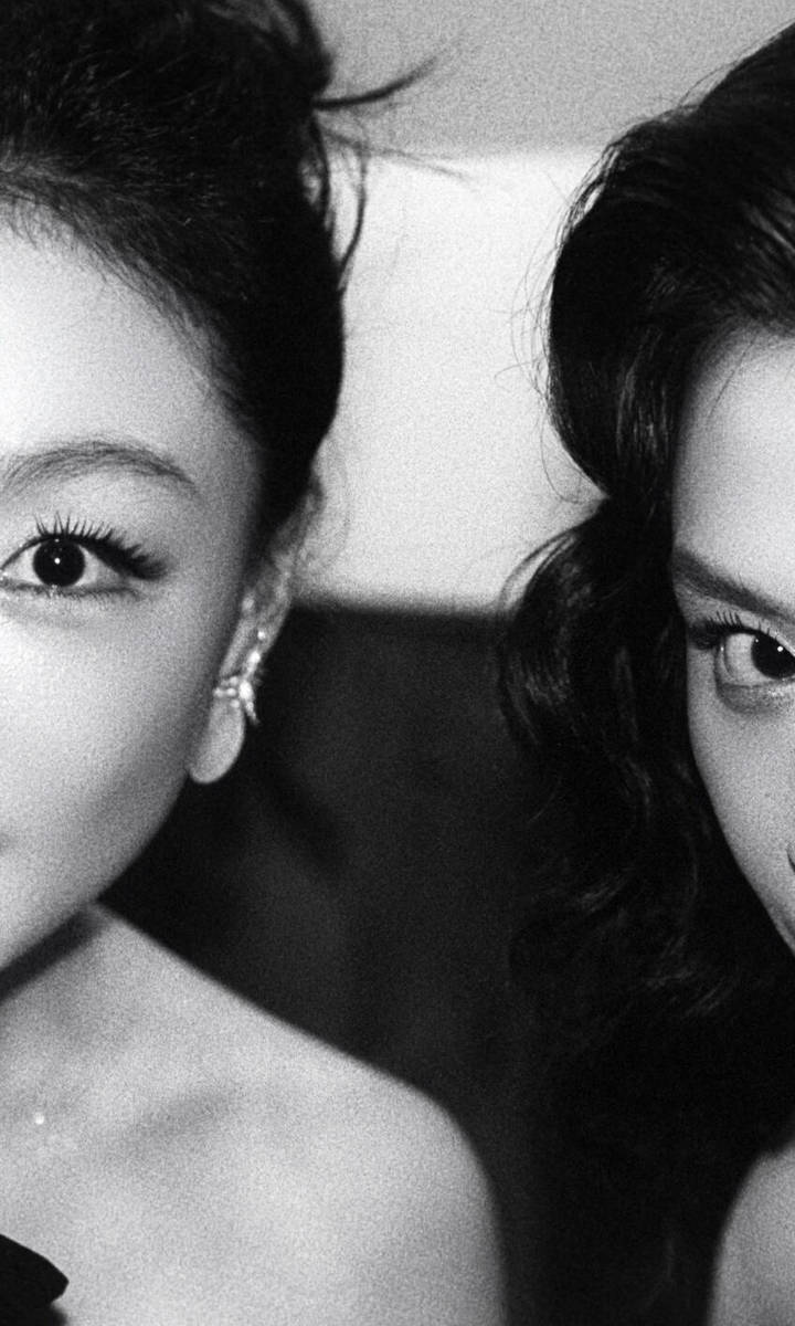 周冬雨马思纯拍黑白胶片合照 互相依偎亲密无间