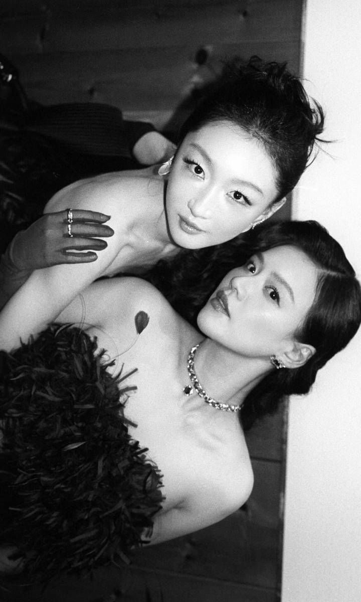 周冬雨马思纯拍黑白胶片合照 互相依偎亲密无间