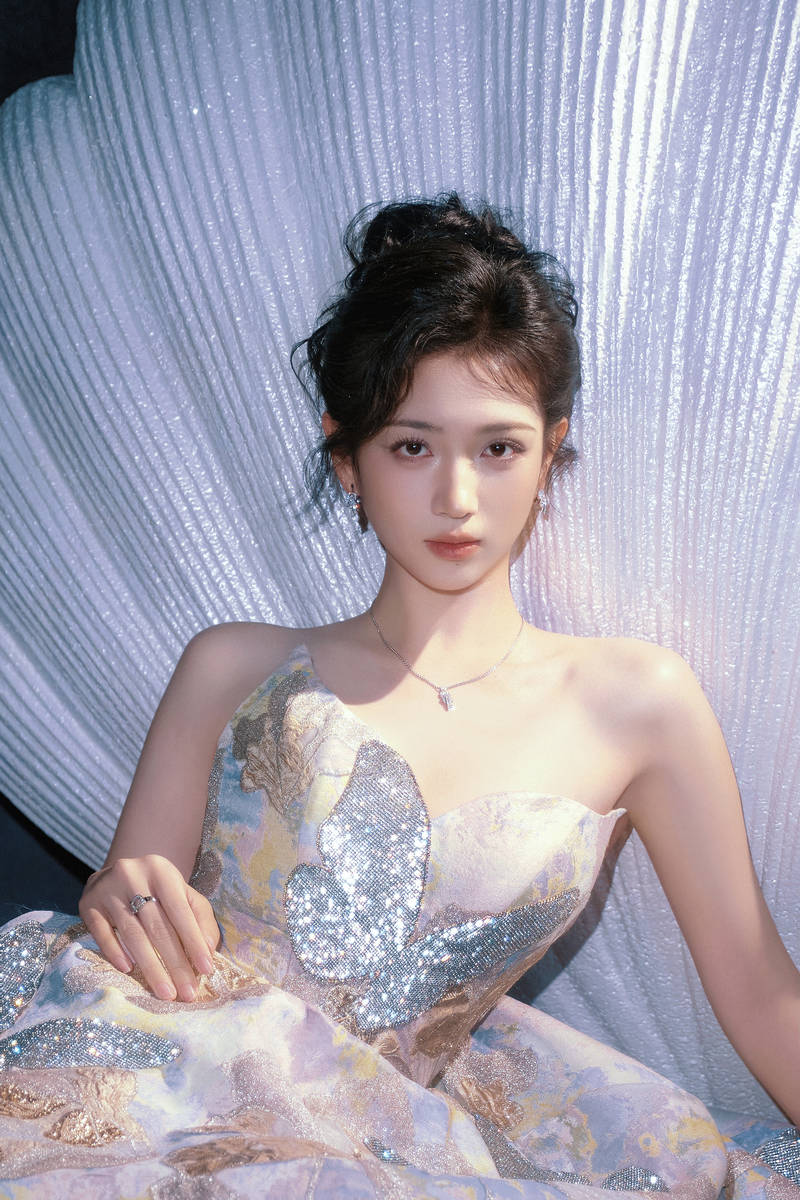 代露娃穿抹胸裙优雅高贵 倚在贝壳中化身人鱼公主