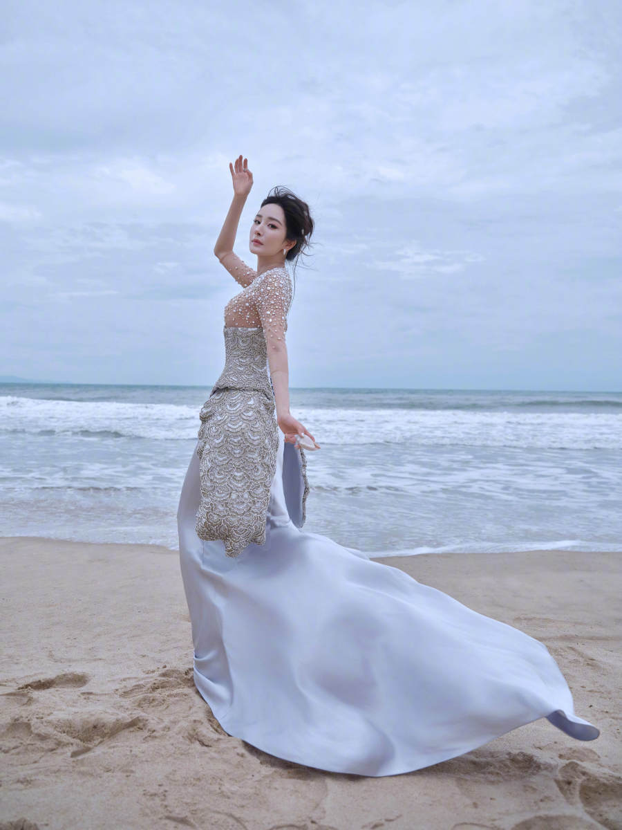 杨幂穿浅蓝色长裙化身美人鱼 手捧贝壳眼神温柔