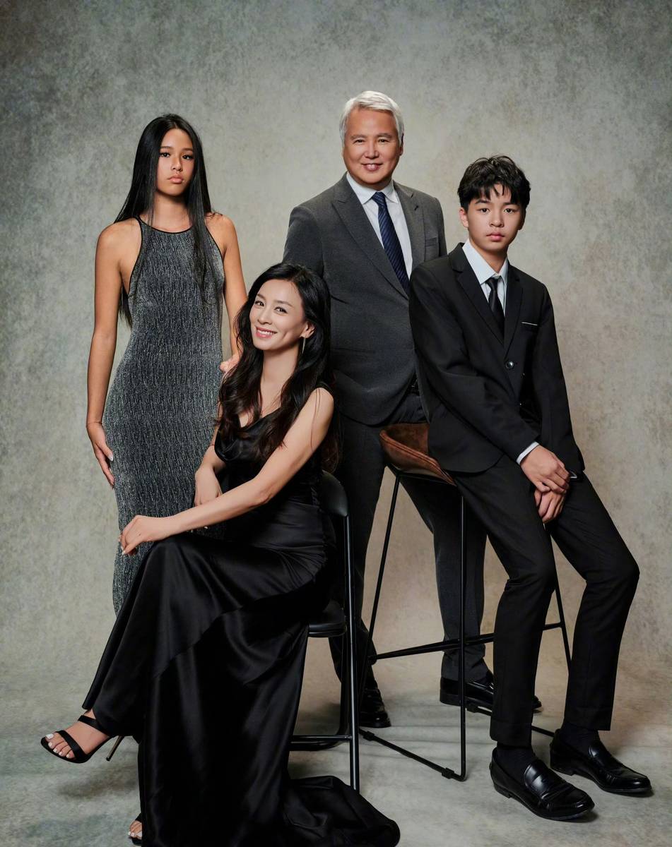 张庭晒一家四口全家福 儿女身高瞩目颜值出挑