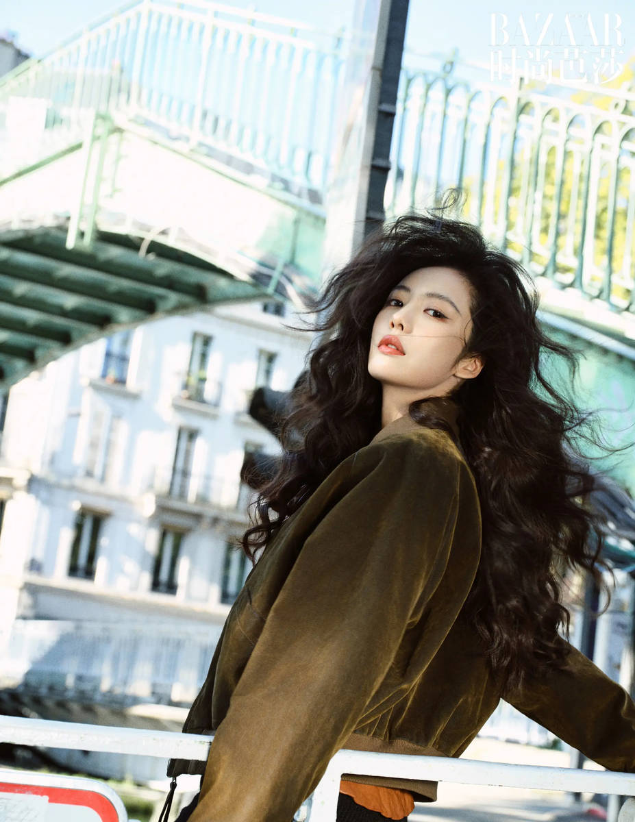 蔡文静晒杂志大片性感吸睛!漫步巴黎街头风情万种