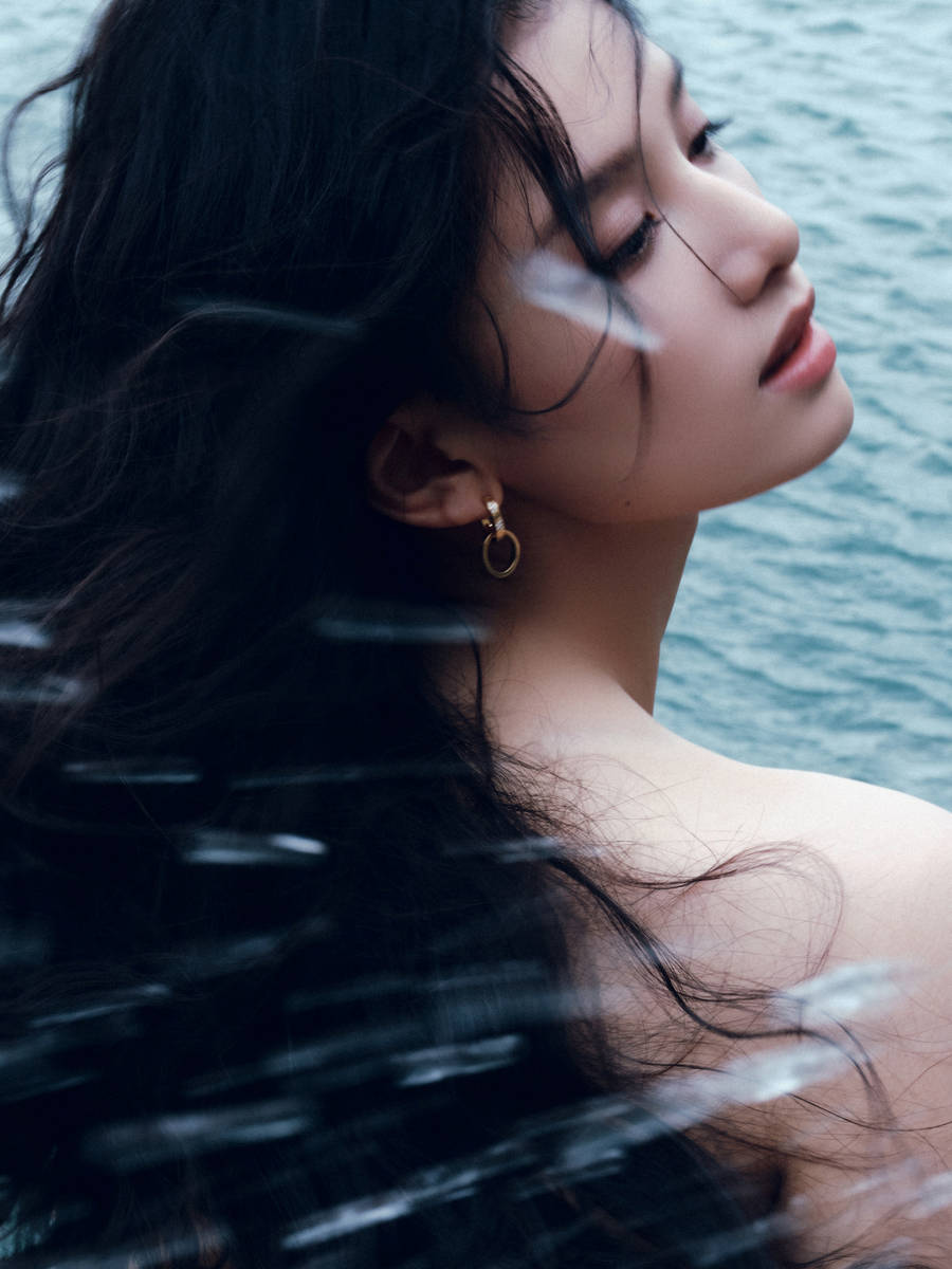 张婧仪穿鱼尾裙亮相盛典 宛如海畔边的人鱼公主