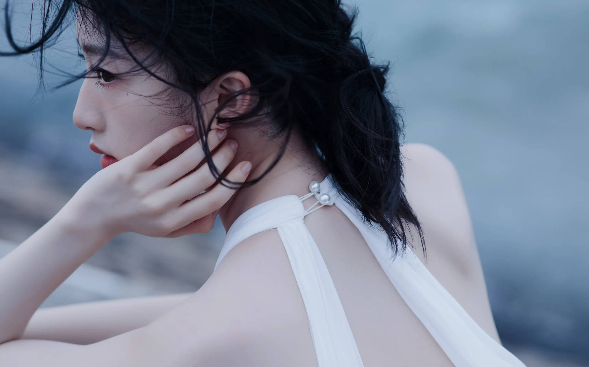 邓恩熙穿白色露背裙清丽脱俗 在码头读信文艺浪漫