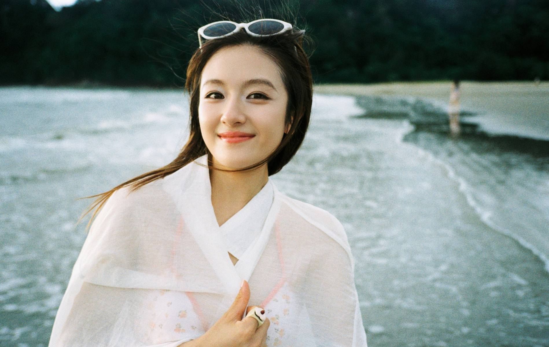 李兰迪穿比基尼海边度假 手捧椰子自由洒脱