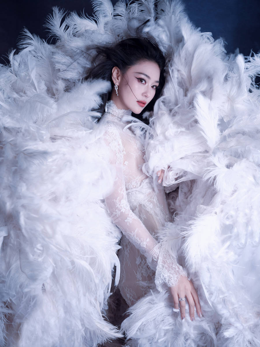 张馨予穿25斤拖尾礼服 秒变千年狐妖妩媚迷人