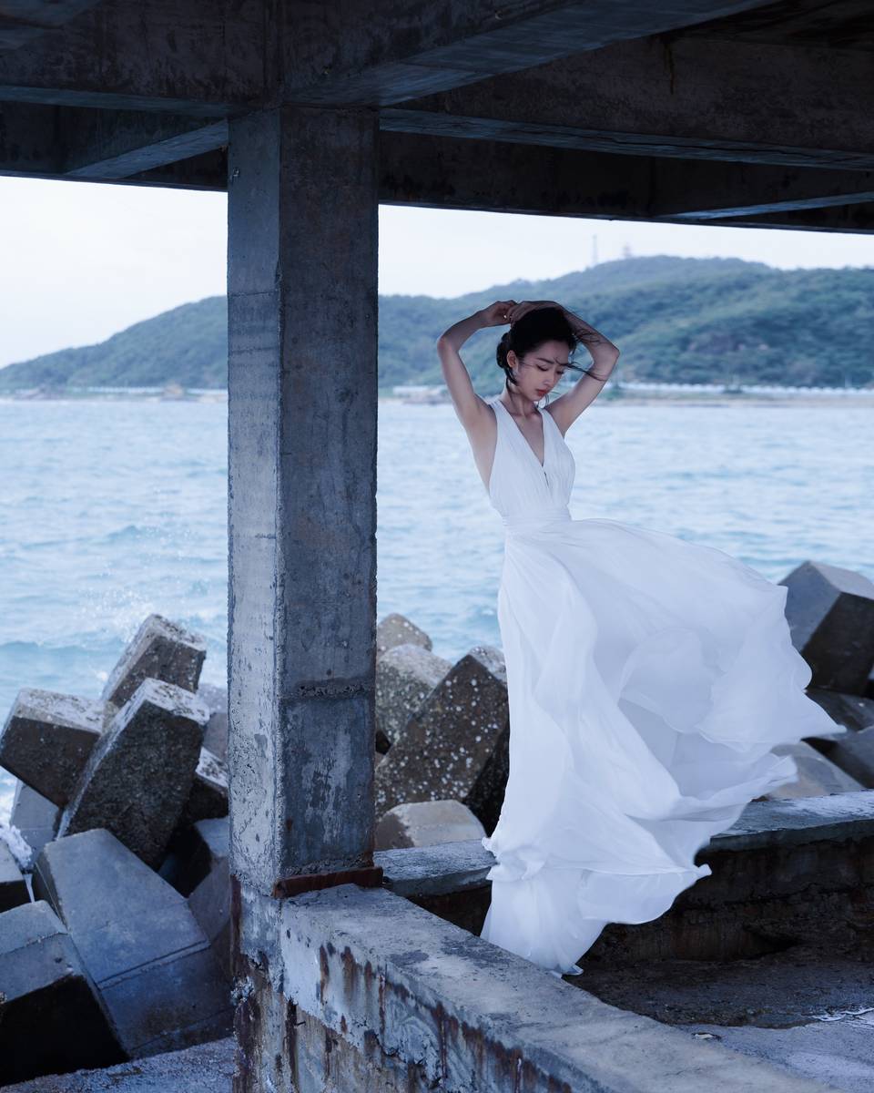 邓恩熙穿白色露背裙清丽脱俗 在码头读信文艺浪漫