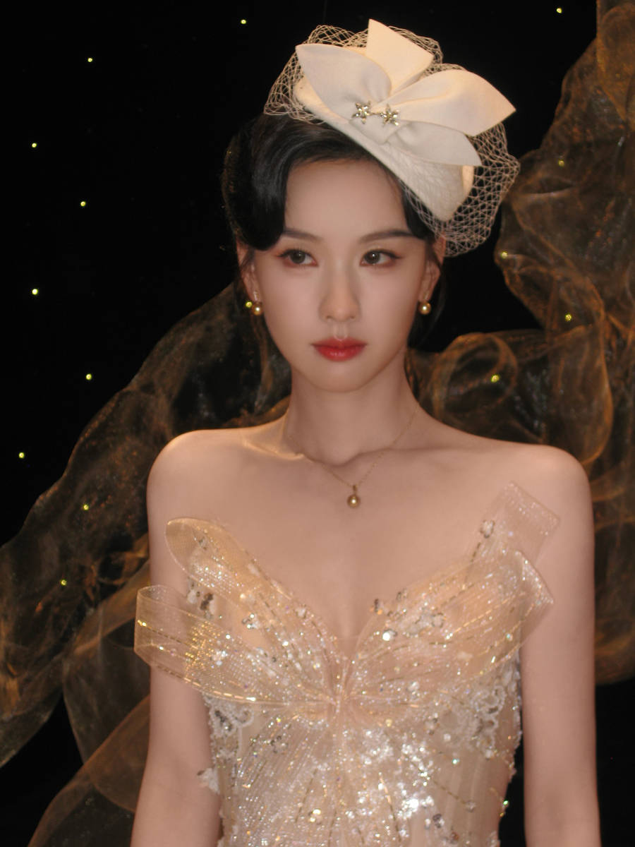 陈都灵穿闪钻礼服戴白色网纱 气质优雅如复古名伶