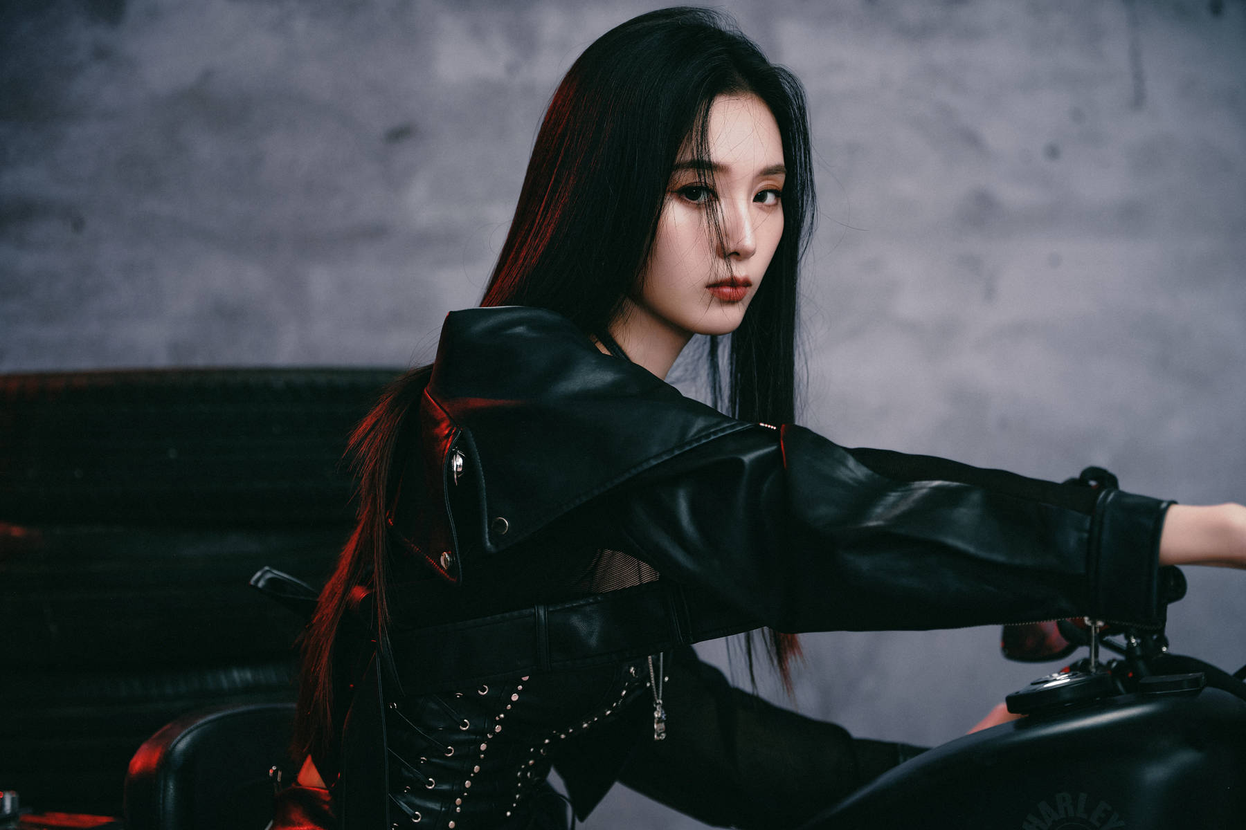 徐艺洋身穿黑色皮衣 大方秀香肩长腿热辣性感