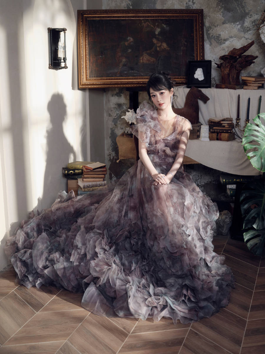 杨紫穿薄纱裙气质优雅!化身复古油画女郎美貌迷人