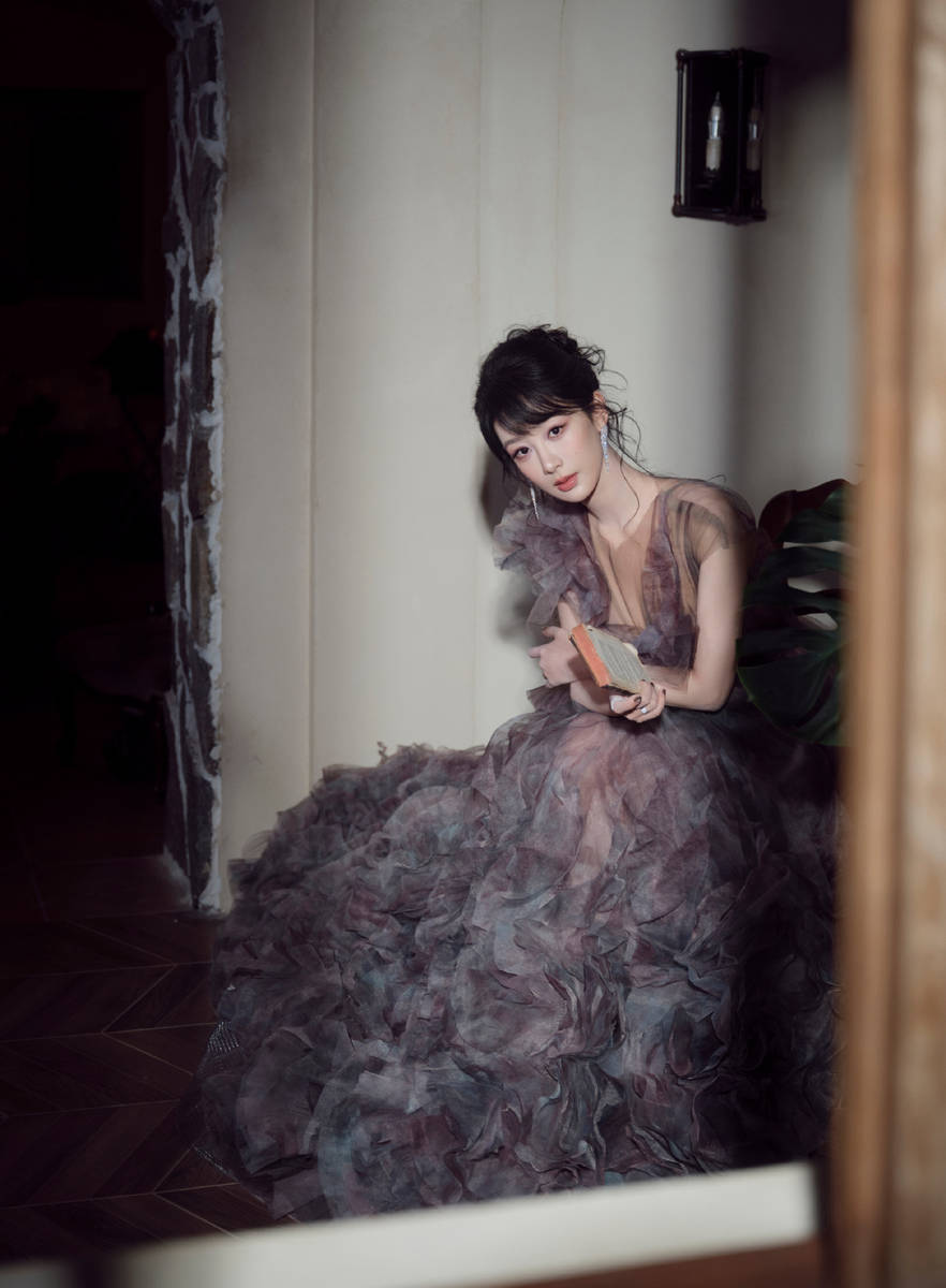 杨紫穿薄纱裙气质优雅!化身复古油画女郎美貌迷人