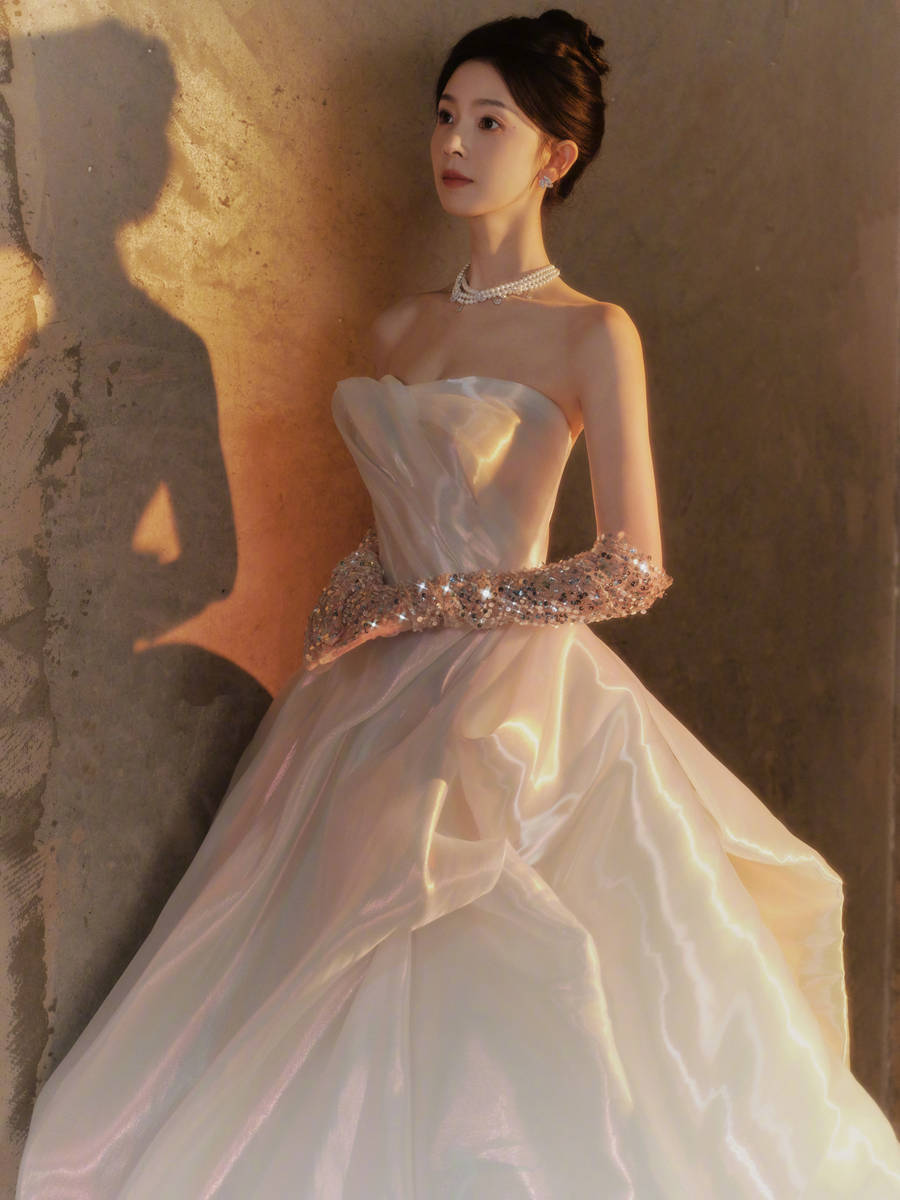 陈瑶穿抹胸长裙化身油画女郎 盘发造型精致优雅