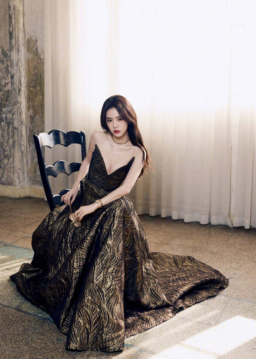 蔡文静一袭鎏金礼裙身材曼妙 举手投足间自信迷人