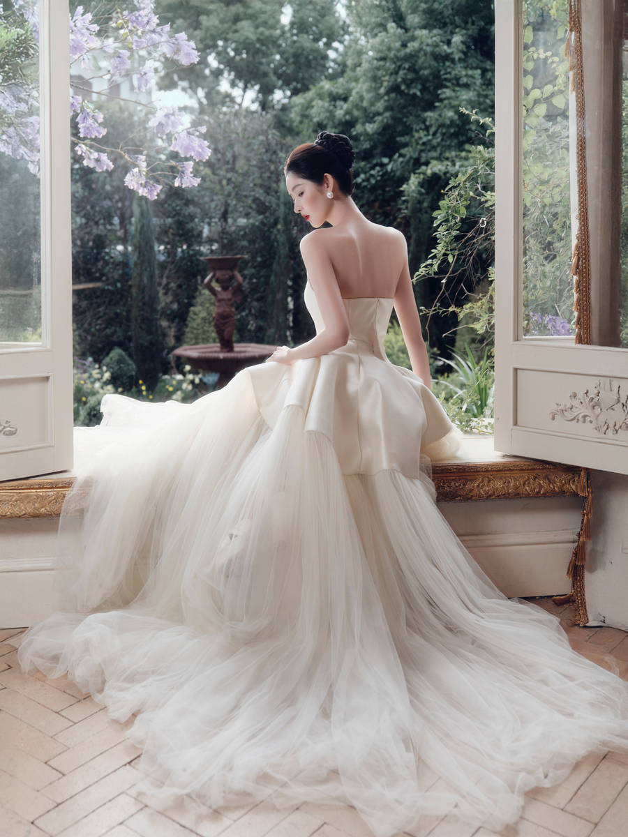 王玉雯一袭白色纱裙气质出尘 红唇吸睛反差感十足