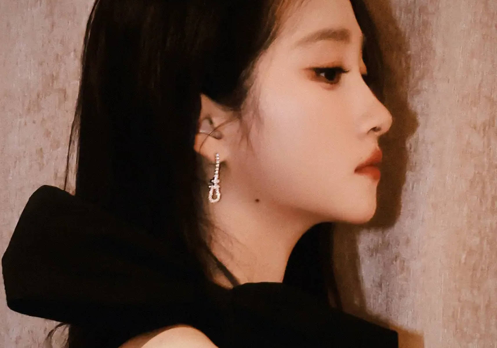 关晓彤穿修身西装干练优雅 黑长直造型清纯动人