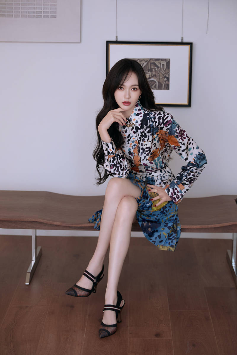 唐嫣穿碎花短裙美腿修长 笑意盈盈优雅又甜美