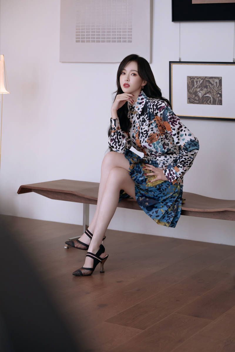 唐嫣穿碎花短裙美腿修长 笑意盈盈优雅又甜美