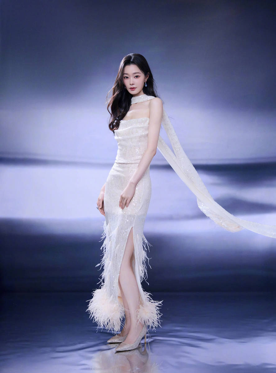 宋轶穿白色亮片羽毛长裙 优雅清冷宛如月光女神