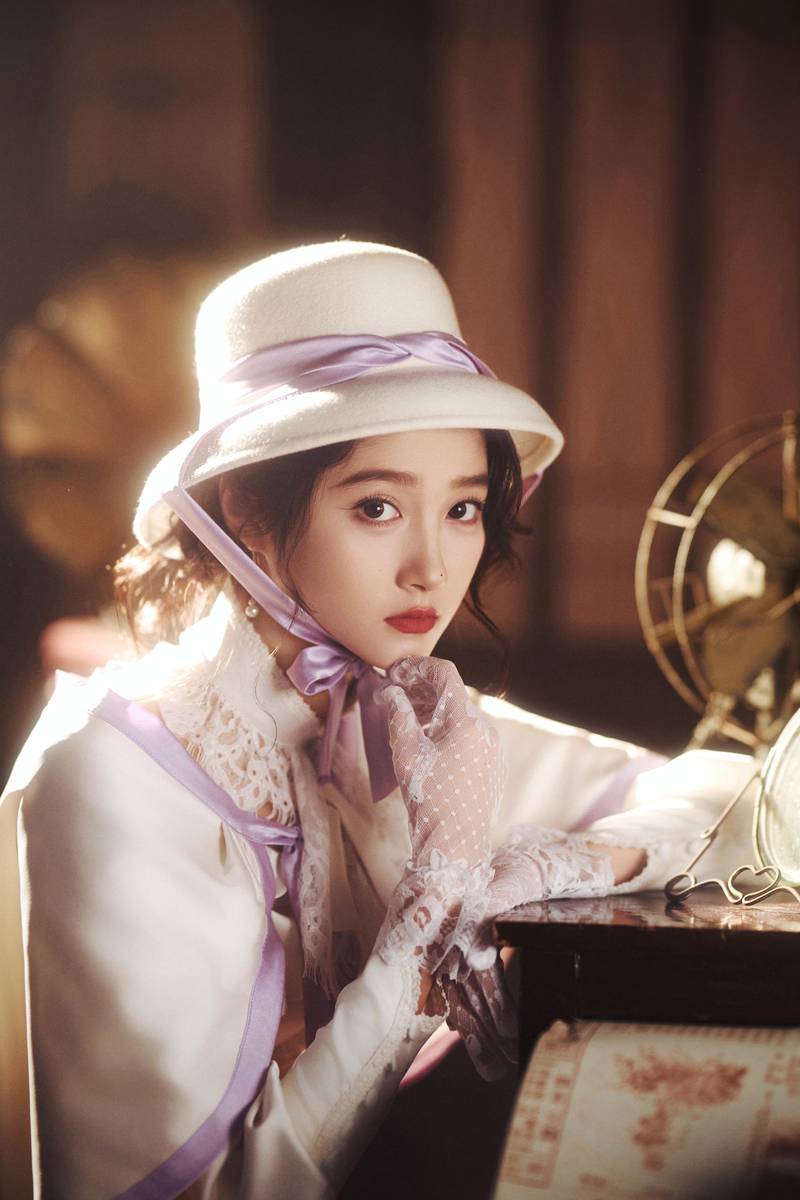 关晓彤千金洋装搭配圆顶礼帽 尽显复古温婉气质
