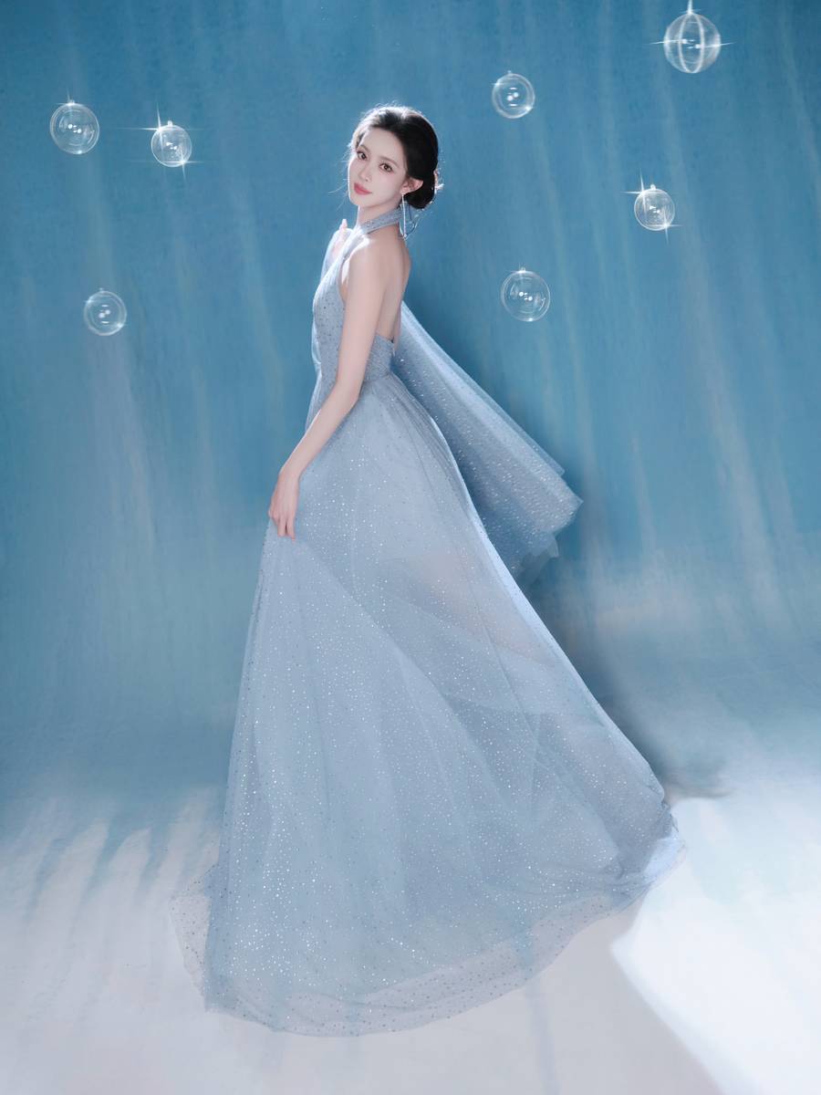 孟子义穿浅蓝星光裙出席活动 清冷优雅尽显仙韵