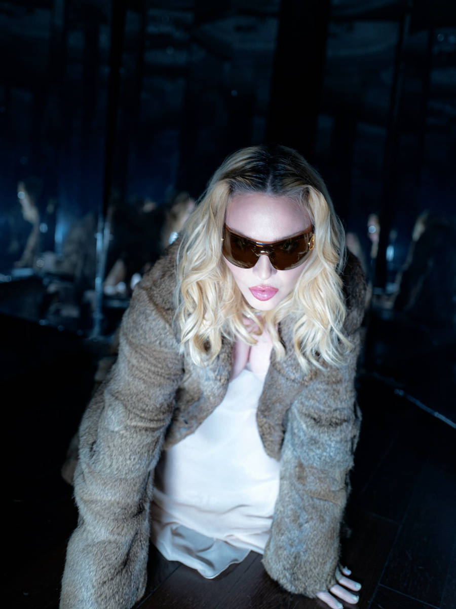 麦当娜白裙配皮草身材火辣 戴墨镜气场超A