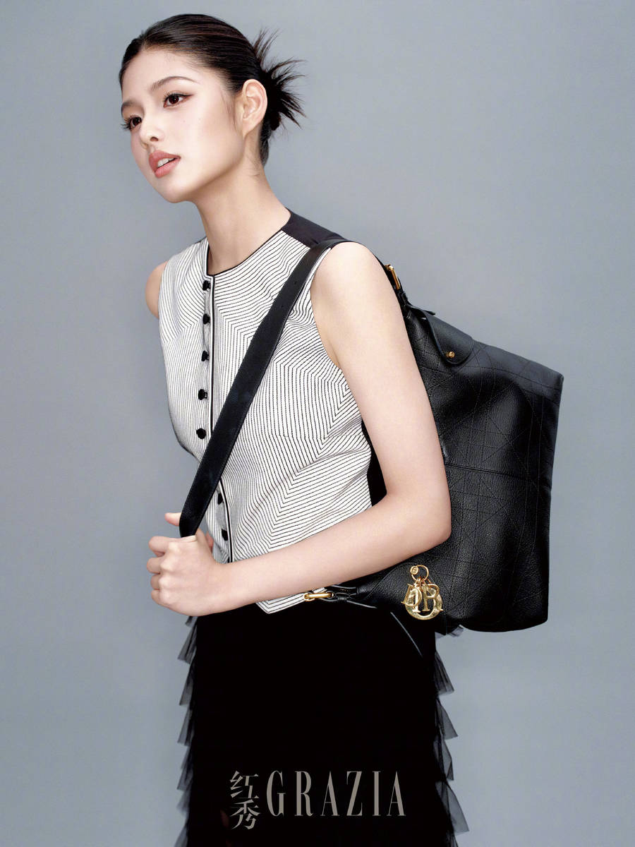 艾米一身抹胸黑裙优雅高贵 盘发造型清丽干练