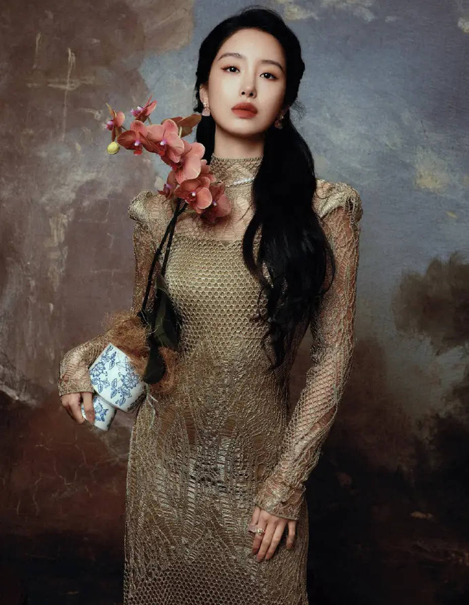 杨采钰穿鎏金长裙古典大气 躺在镜子前红唇吸睛