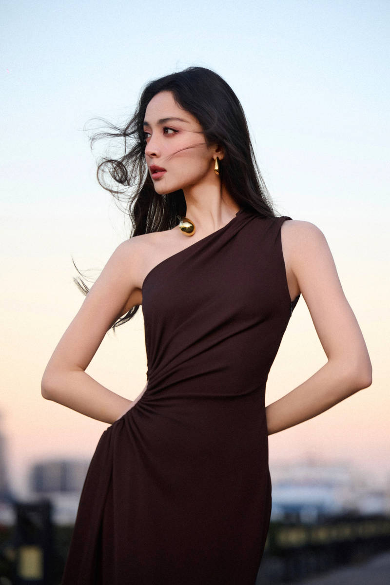 娜扎穿单肩镂空礼裙性感迷人!大秀曼妙身姿超养眼