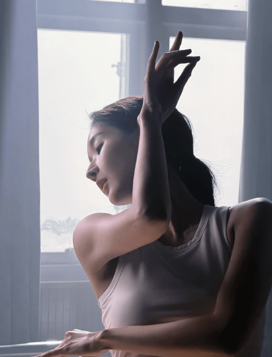 王玉雯白裙展现灵动舞姿 雏菊点缀温柔氛围