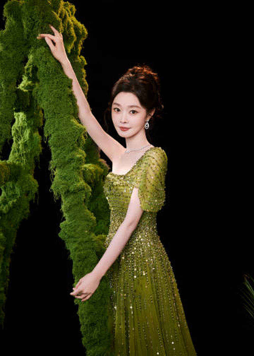 宋轶着绿色长裙化身绿野仙踪 皮肤白皙红唇吸睛