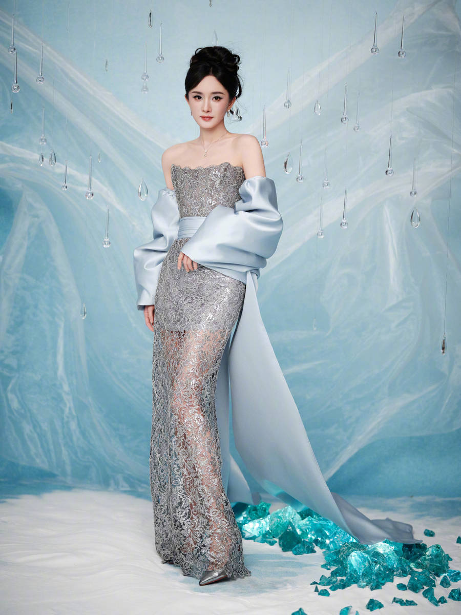 杨幂穿镂空裙性感迷人 纤细美腿若隐若现身材好